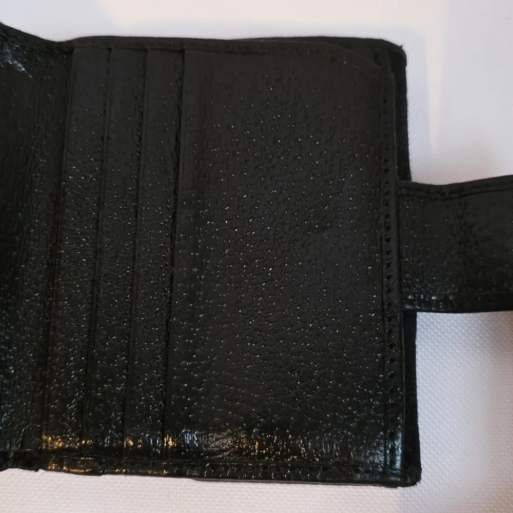Gucci Black Compact Monogram Rehabbed Wallet With Floral Embroidered Patches - Picture 13 of 15